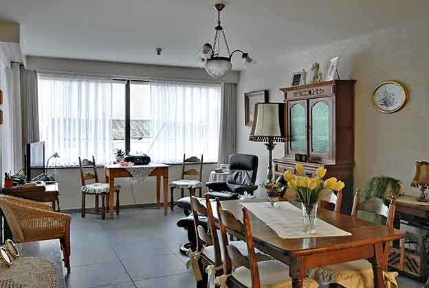 Living met zithoek en eettafel in een assistentiewoning van Numa & Maria